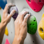 Renforcer la confiance en soi sur un mur d’escalade débutant